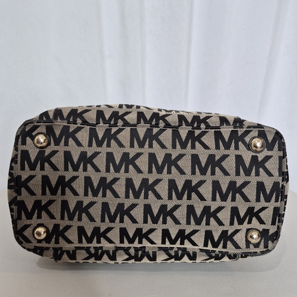 Michael Kors Jet Set Canvas Tote Bag - Picture 6 of 15